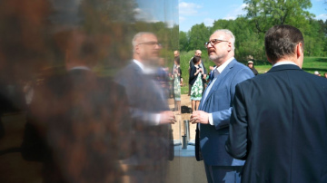 Valsts prezidenta Egila Levita uzruna akadēmiķim Jānim Stradiņam veltītā skulpturālā ansambļa “Gaismas vārti”