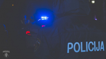 Rīgā Teikas apkārtnē nakts aizsegā aizdedzināti vismaz 13 atkritumu konteineri un automašīna