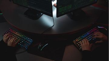 Aptauja: katrs piektais Latvijas iedzīvotājs cietis no krāpniekiem digitālajā vidē
