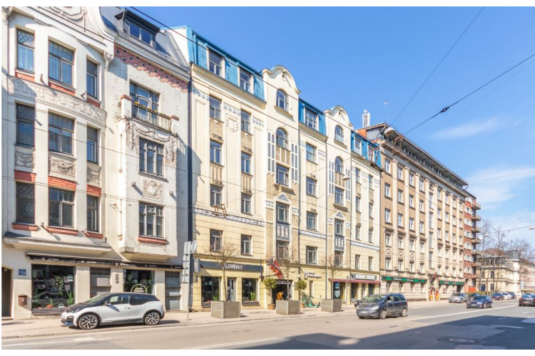 Diriģenta kociņš pircēju rokās: savi līdzekļi ļauj nokaulēt īpašuma cenu