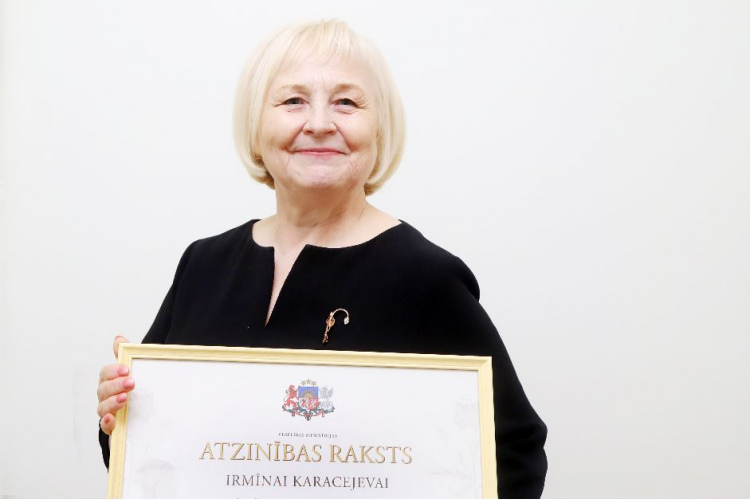 „Mēness aptieka”:  Farmaceite saņem Veselības ministrijas apbalvojumu Latvijas Republikas Neatkarības atjaunošanas diena