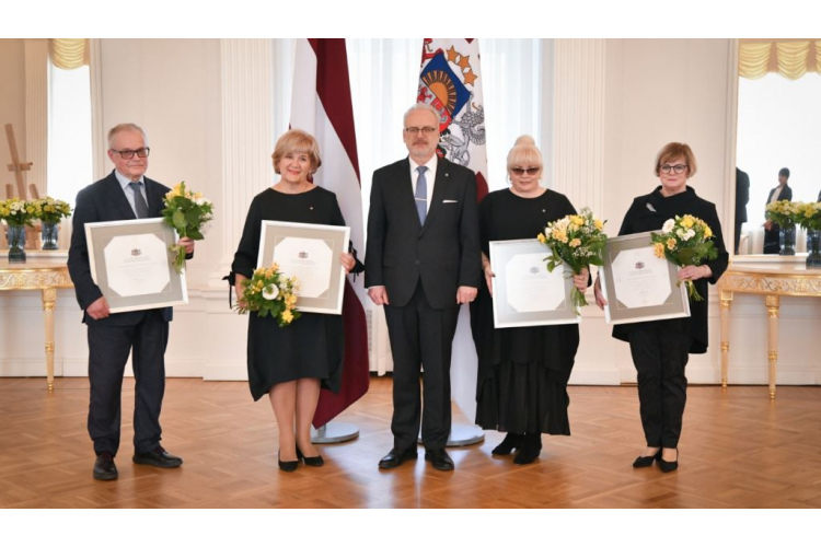 Rīgas pilī pasniedz Valsts prezidenta Cildinājuma rakstus