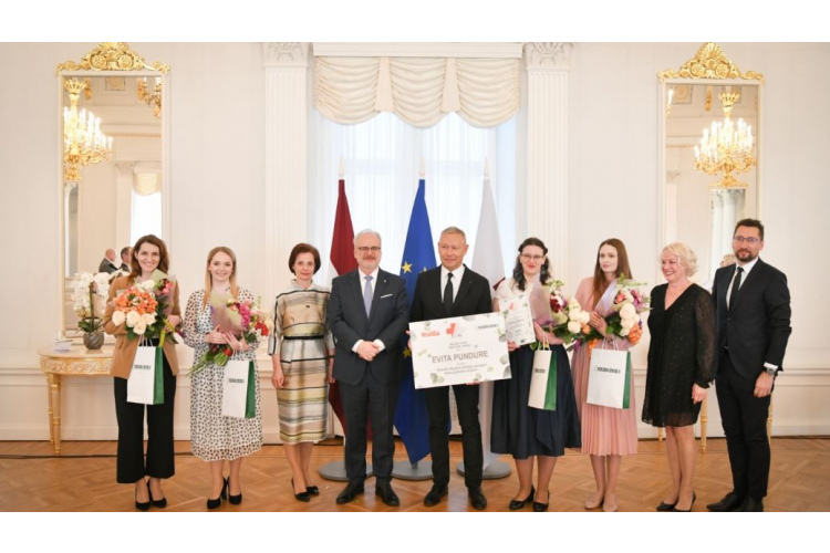 Rīgas pilī sveic akcijas “Meklējam labu ģimenes ārstu” laureātus