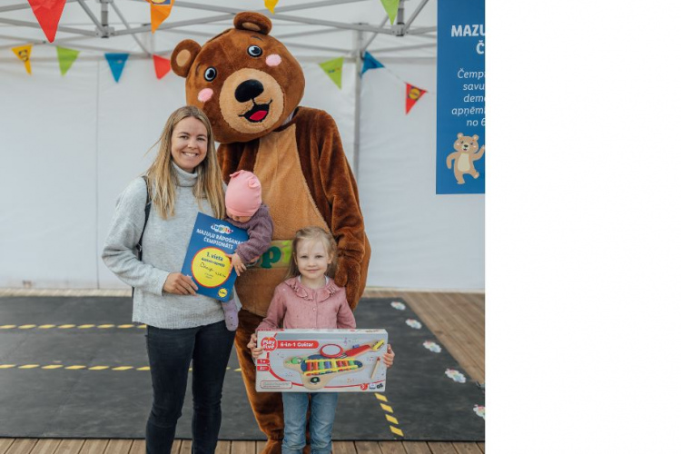 1.vietas ieguvēja Odrija ar mammu Lieni