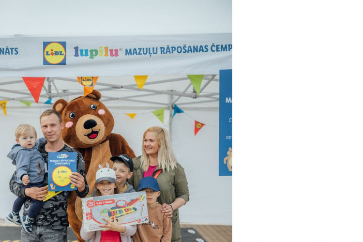 2.vietas ieguvējs Leo ar ģimeni.