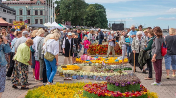 Ventspils Pilsētas svētkos ievirpuļos 21. starptautiskais ziedu paklāju festivāls