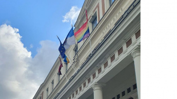 Rīgas domes deputāti aicina nekavējoši noņemt “praida” jeb LGBT kopienas karogu no domes ēkas!
