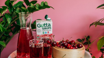 “Guttas” sortimentā divas jaunas sīrupu garšas atspidzinoša dzēriena pagatavošani