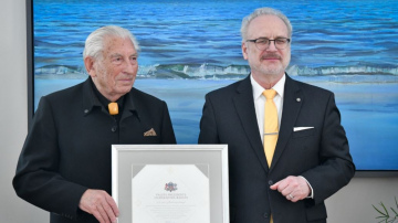 Valsts prezidents piešķir Cildinājuma rakstus rakstniekam Ērikam Hānbergam un tēlniecei Artai Dumpei