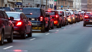 Lai mazāks stress un risks iekļūt ceļu satiksmes negadījumā: padomi, ko ņemt vērā sastrēgumu laikā Rīgā