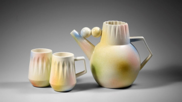 Rīgas Porcelāna muzejā atklās Esmeraldas Purvišķes un Zahara Ze izstādi “Porcelāna padarīšana”