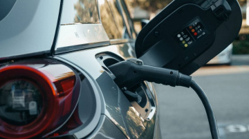Lai tukšs akumulators neizbojā vasaras plānus: padomi elektromobiļa nobrauktā attāluma palielināšanai