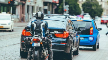 Motociklistu dzīvības cena: izklaidība, iemaņu trūkums vai apstākļu sakritība? Vērtē eksperts