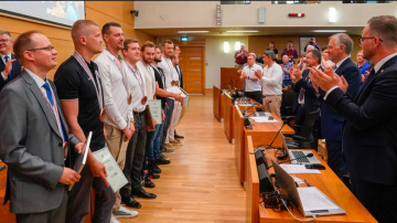 Pašvaldībā deklarēti Latvijas hokeja un 3x3 basketbola izlašu sportisti apbalvoti ar Rīgas domes naudas balvām