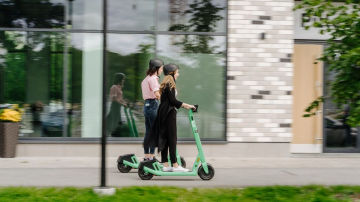 6 ieteikumi drošai skrejriteņu lietošanai Dziesmu un deju svētku laikā