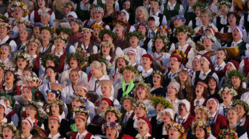 No rītdienas Dziesmu un deju svētku norises vietās aizliegta bezpilota gaisa kuģu satiksme; būs stingra kontrole