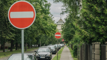 Uz Dziesmu un deju svētku laiku daudzviet Rīgā aizliegs transportlīdzekļu apstāšanos un stāvēšanu