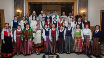 Latvijas Diplomātiskais koris Dziesmu svētkos pauž atbalstu Ukrainai