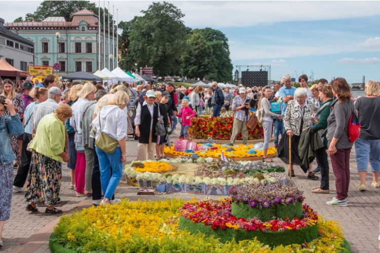 Ventspils Pilsētas svētkos ievirpuļos 21. starptautiskais ziedu paklāju festivāls