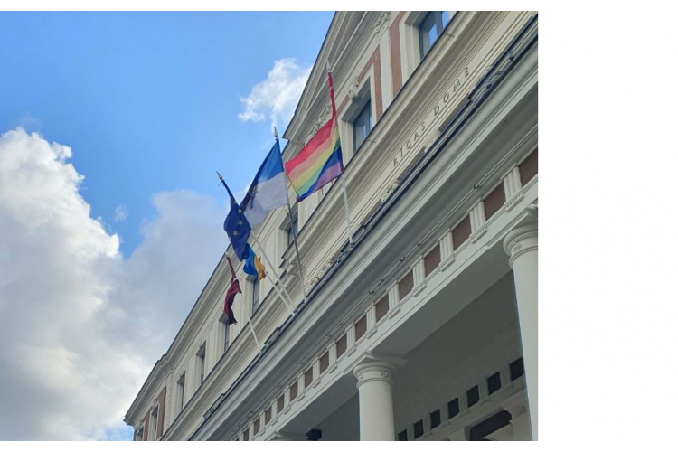 Rīgas domes deputāti aicina nekavējoši noņemt “praida” jeb LGBT kopienas karogu no domes ēkas!