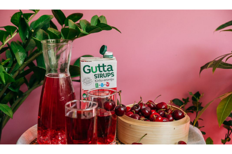 “Guttas” sortimentā divas jaunas sīrupu garšas atspidzinoša dzēriena pagatavošani