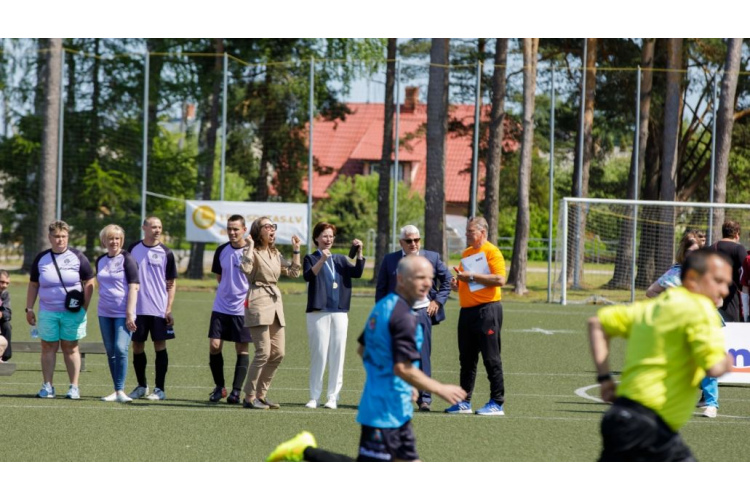 Andras Levites uzruna starptautiskā labdarības mini futbola turnīra “Seni Cup 2023”