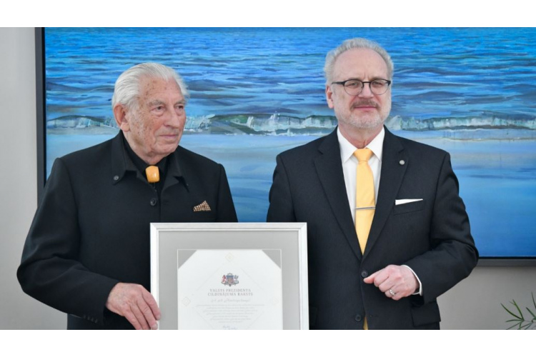 Valsts prezidents piešķir Cildinājuma rakstus rakstniekam Ērikam Hānbergam un tēlniecei Artai Dumpei