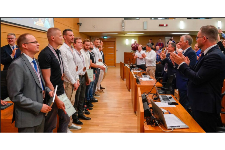 Pašvaldībā deklarēti Latvijas hokeja un 3x3 basketbola izlašu sportisti apbalvoti ar Rīgas domes naudas balvām