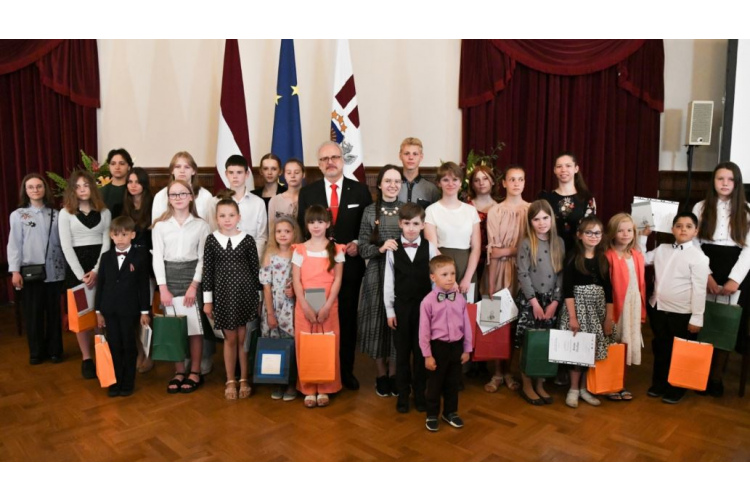 Valsts prezidenta Egila Levita runa, tiekoties ar politiski represētajiem un skolēnu darbu konkursa