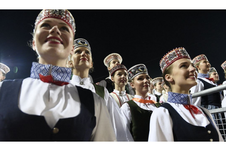 Kopā būt un kopā just Latvijas Televīzijā – Dziesmu un deju svētku pārraides