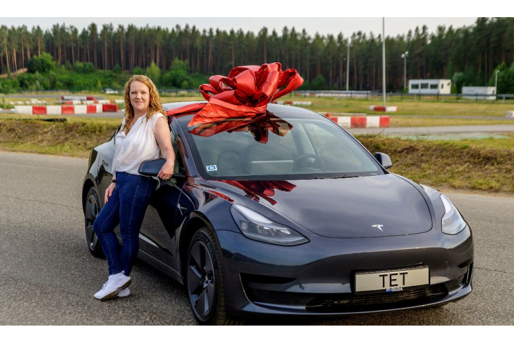 Vērienīgās Tet loterijas galvenā balva tesla ceļos uz Valmieru