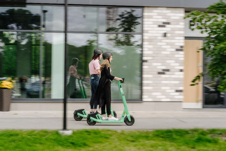 6 ieteikumi drošai skrejriteņu lietošanai Dziesmu un deju svētku laikā