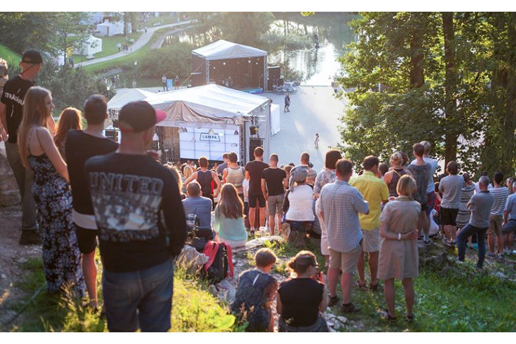 Foto: Pulcējot vairāk nekā 20 000 apmeklētāju, ar vērienu aizvadīts devītais Sarunu festivāls LAMPA