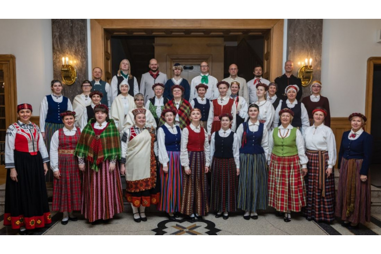 Latvijas Diplomātiskais koris Dziesmu svētkos pauž atbalstu Ukrainai