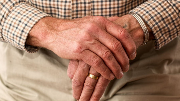 Ārsti iesaka pievērst uzmanību šīm trīs senioru veselības pazīmēm
