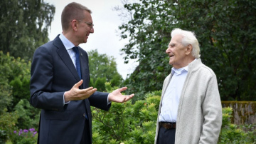Valsts prezidents simtajā jubilejā sveic aktieri Jāni Kubili