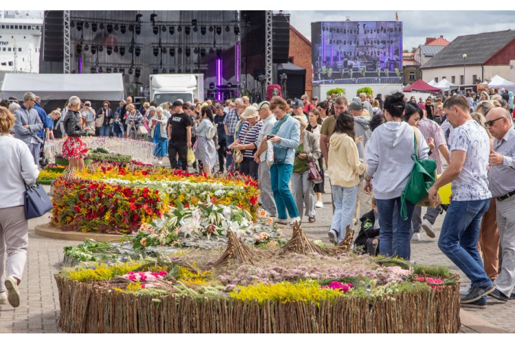 Pagarināta pieteikšanās 21. starptautiskajam ziedu paklāju festivālam Ventspilī