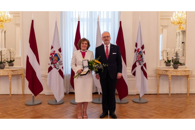 Latvijas Evaņģēliski luteriskās baznīcas pasaulē arhibīskape Lauma Zuševica saņem Triju Zvaigžņu ordeni