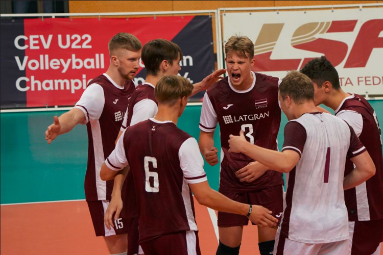 Latvijas volejbolisti zaudē turkiem un noslēdz U-22 EČ kvalifikāciju Daugavpilī