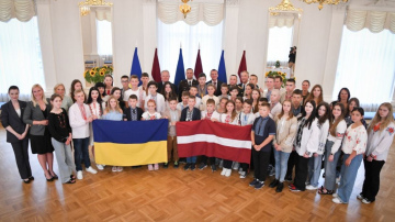 Valsts prezidents Rīgas pilī tiekas ar Ukrainas karavīru bērniem