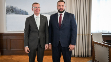 Valsts prezidents ar satiksmes ministru pārrunā transporta nozares aktualitātes