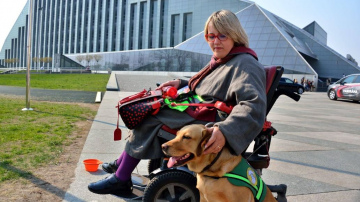 FOTOIZSTĀDĒ AICINĀS IEPAZĪT SERVISA SUŅU IKDIENU