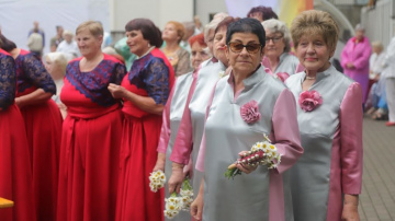 Dziedošie seniori piedimdina Rīgu Vislatvijas senioru vokālo ansambļu sadziedāšanās pasākuma 5. jubileju