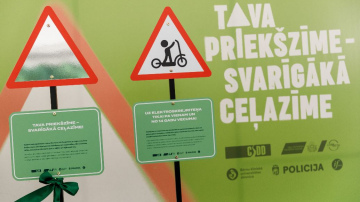 Aptauja: 27% vecāku nav pārrunājuši ar bērniem, ka ar elektroskrejriteni drīkst pārvietoties tikai no 14 gadu vecuma
