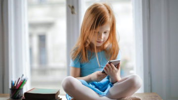 Kā vecākiem pārvarēt savas bažas, uzticot mobilo telefonu sākumskolniekam?