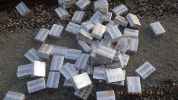 VID muitas amatpersonas no Baltkrievijas ievestā traktorā atklāj 100 000 kontrabandas cigarešu