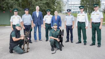 Moldovas Robežpolicijai nodoti divi kucēni