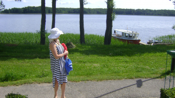 „Mēness aptieka”: Latvijas iedzīvotāji vasarā pašsajūtu uzlabo ar pastaigām, peldēm, ēdot dārzeņus, ogas