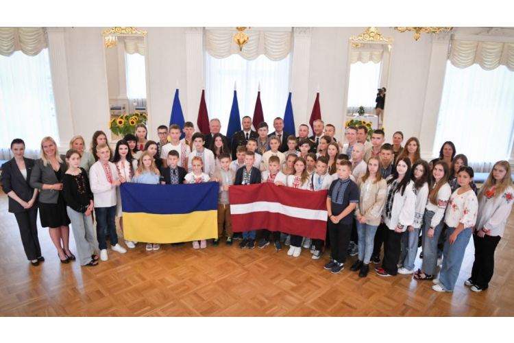 Valsts prezidents Rīgas pilī tiekas ar Ukrainas karavīru bērniem