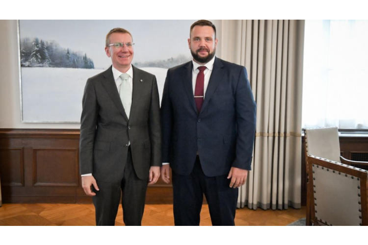 Valsts prezidents ar satiksmes ministru pārrunā transporta nozares aktualitātes